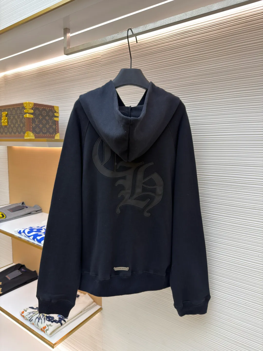 P490 Chrome Hearts logo hooded sweatshirt ●Original version: Purchased and developed by 15998 ●Item number: 1682026-B15 ●Fabric: interwoven air cotton fabric ●Technology: patch embroidery production ●Color: black ●Version: Loose fit ●Weight: about 1015 grams ●Size: S-M-L-XL ●Description: Customized heavy fortress interwoven air cotton, full texture, thick and solid, based on high-end soot tone With a sense of beauty that coexists with vicissitudes of life and elegance, the CHRO heart cross appliqué decoration on the chest becomes the ultimate interpretation of the dark Gothic style. The CH Gothic font is the finishing touch on the back page, letting the totem become your spiritual thorn. The logo iron plate sways slightly with the swing of the body, adding a sense of movement and vitality. It is unobtrusive but has an indescribable aura. It interprets the perfect blend of retro and luxury, using imported machine appliqué technology. Using advanced computer control systems and precision mechanical components, the Chrome Hearts logo appliqué embroidery operation is realized, showing an embroidery effect with both clarity and three-dimensionality. The fabrics have been washed, have a better hand feel, are not easy to deform, are not easy to shrink, are not easy to fade, and maintain long-term beauty. The overall wiring is straight and delicate, the fabric is comfortable and soft, and the color is consistent without color difference. It can be matched with the same style to create a fashionable look and control various occasions. Customized accessories, complete with three standards, same style for men and women!